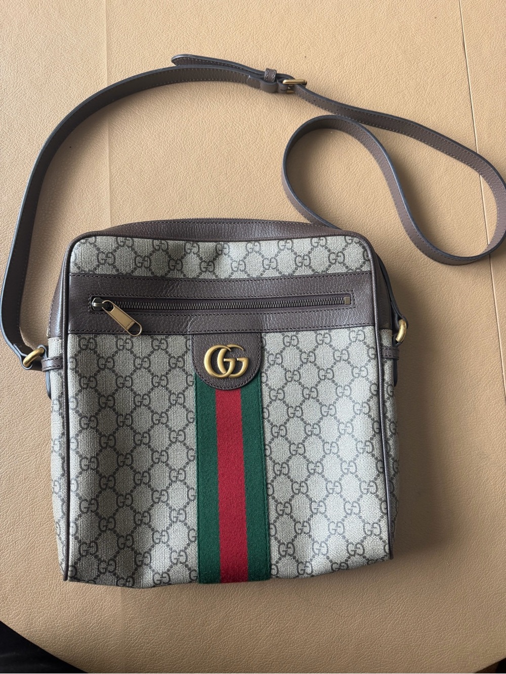 Gucci Ophidia GG Supreme Crossbody Messenger in mint condition